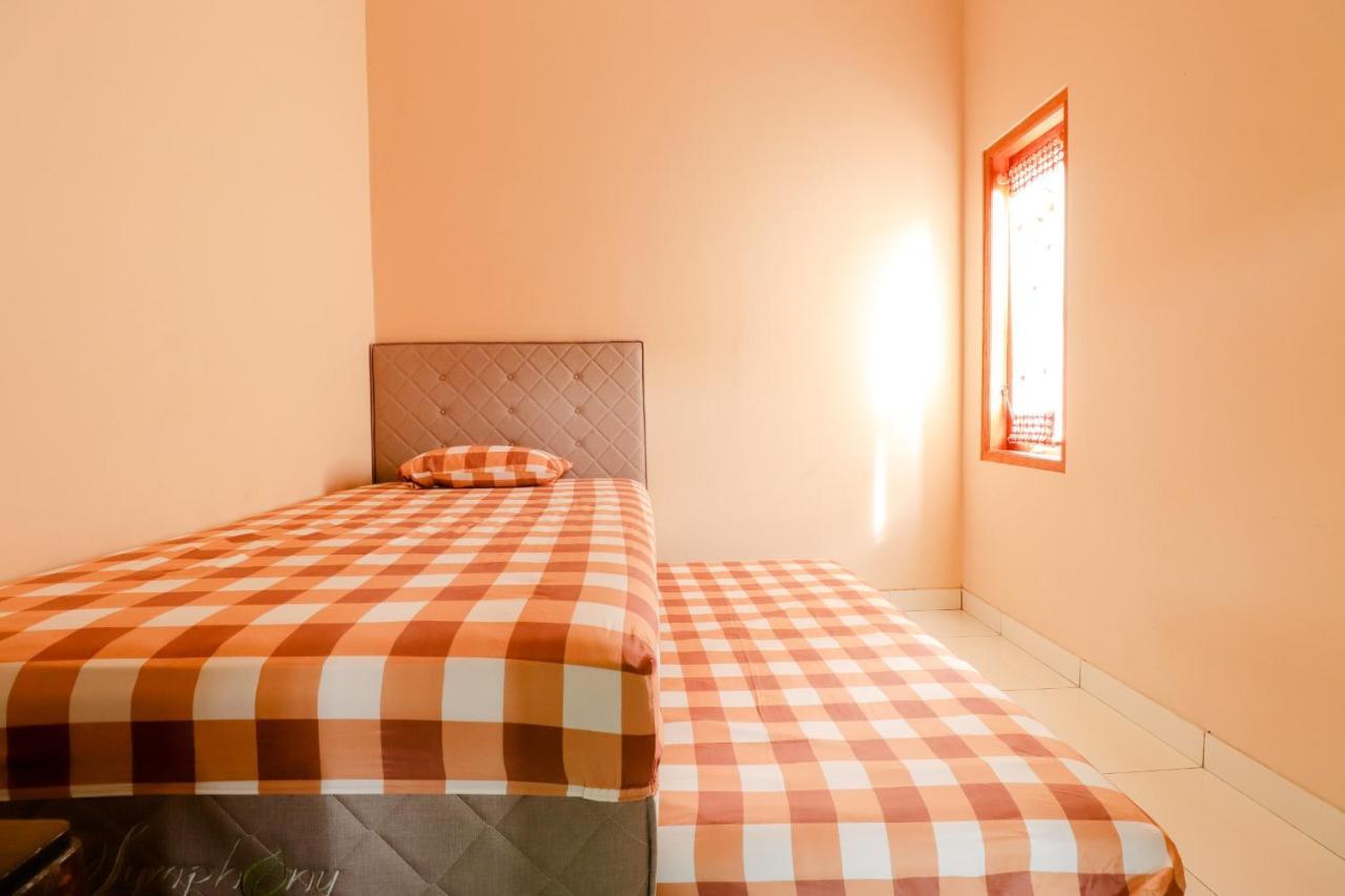 Griya 90Tr Syariah Hotel Ngaglik Kültér fotó
